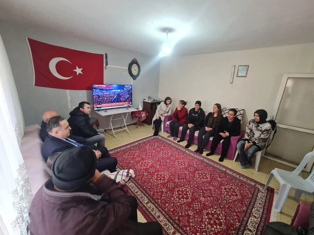 BELEDİYE BAŞKANIMIZ DEPREMZEDE AİLELERİ ZİYARET ETTİ