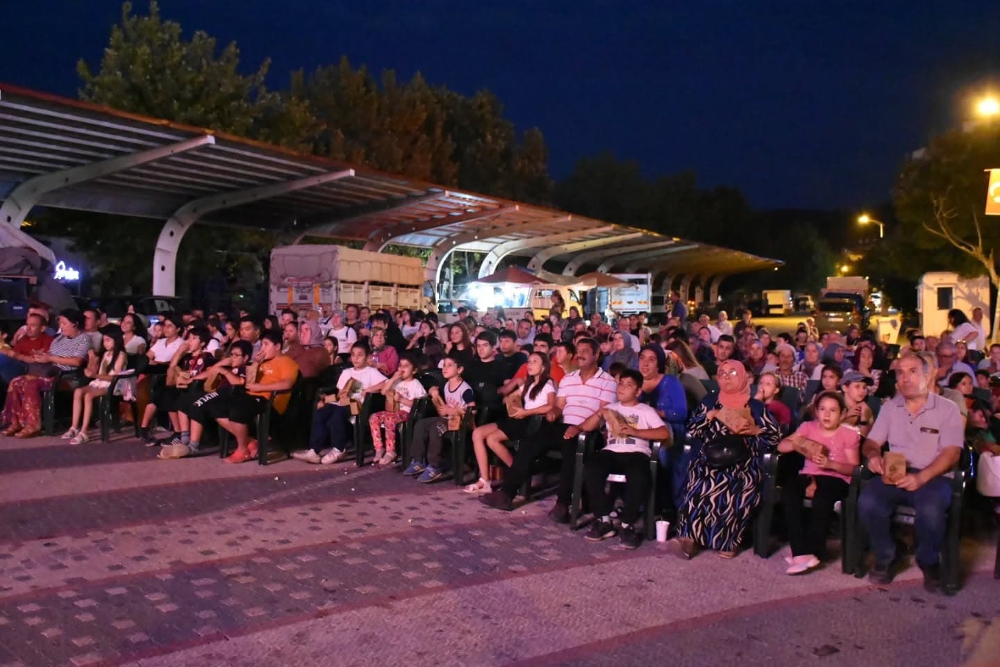 Nallıhan'ımızda Açık Hava Sinema Günleri kapsamında Hababam Sınıfı Sınıfta Kaldı film gösterimi hemşerilerimizle birlikte gerçekleşti.