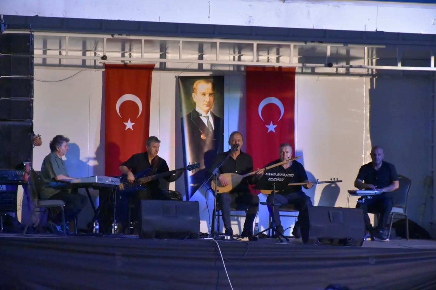 Nallıhan'ımızda Ankara Büyükşehir Belediyesi Kent Orkestrası'nın seslendirdiği eşsiz müzikler eşliğinde hemşerilerimizle birlikte hem eğlenip hem de şarkılara eşlik ettik
