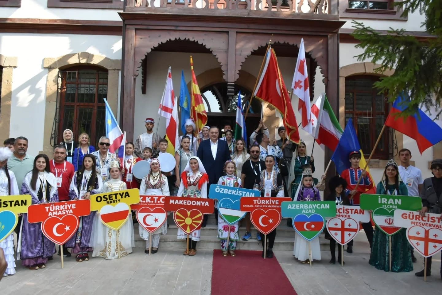 2. Uluslararası Halk Dansları ve Müzik Festivali kapsamında yabancı ülkelerin halk oyunu grupları Belediye Başkanımız Sayın Ertunç Güngör'ü ziyaret etti