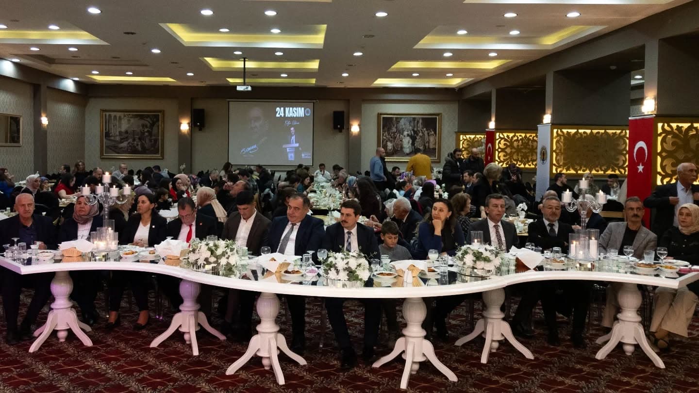 Belediye Başkanımız Sayın Ertunç Güngör 24 Kasım Öğretmenler Günü münasebetiyle belediyemizce düzenlenen kutlama programına katıldı.